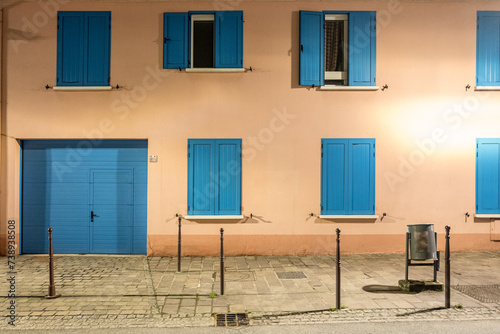 Roisy en France kolorowe okiennice, noc, miasteczko © rpetryk
