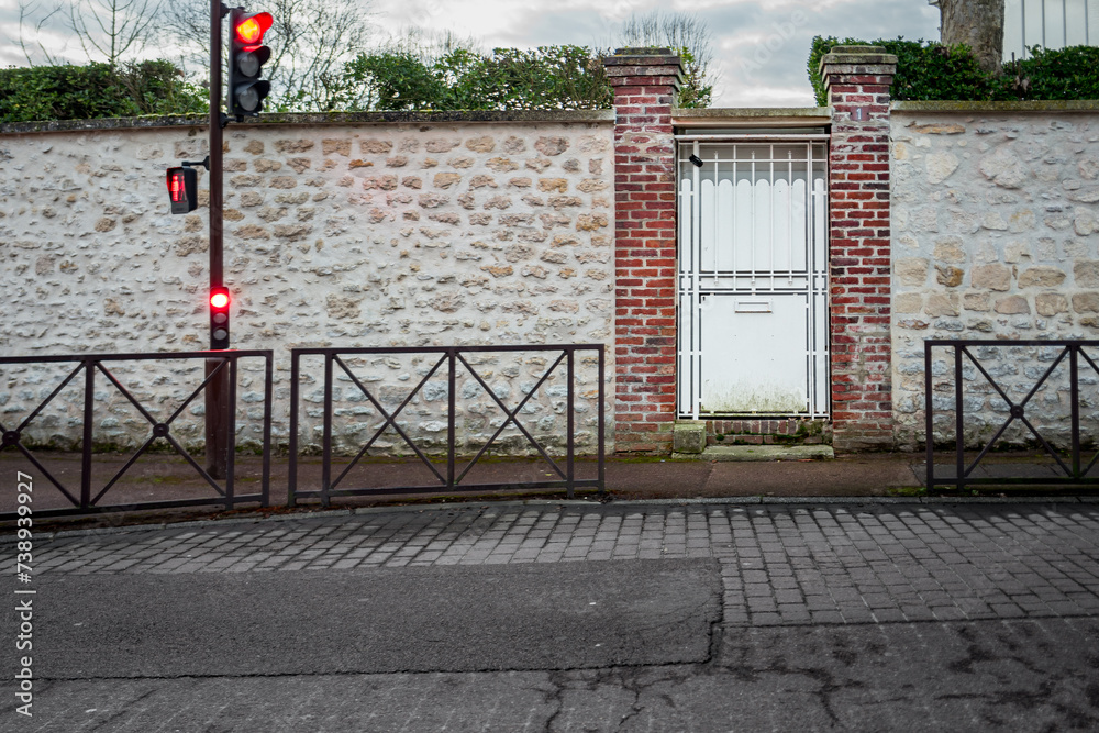 Roissy-en-France, dolina Oise, ulica, brama w murze - obrazy, fototapety, plakaty 