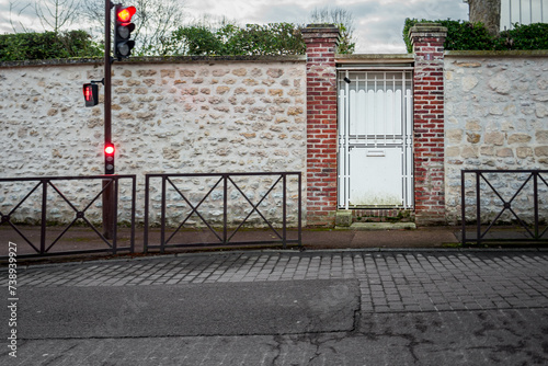 Roissy-en-France, dolina Oise, ulica, brama w murze © rpetryk