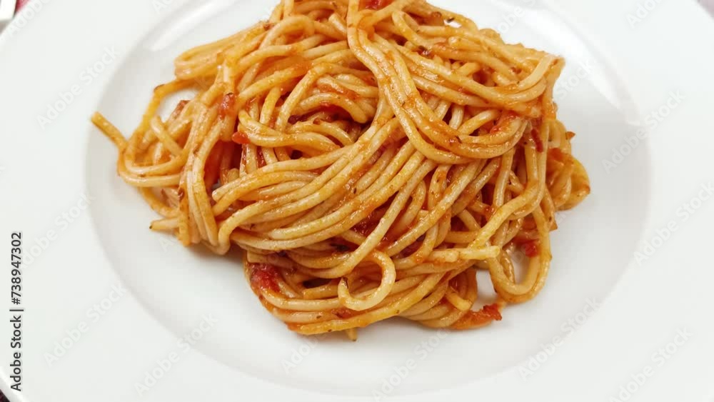 assiette de spaghettis cuisiné à la tomate, en gros plan assiette de spaghettis cuisiné à la tomate, en gros plan