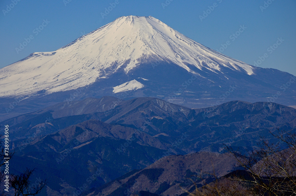 丹沢の雨山より望む雪の富士山
