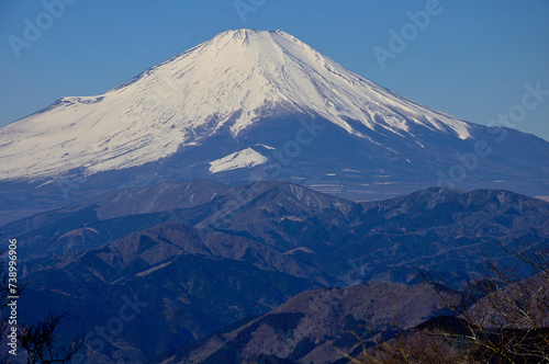 丹沢の雨山より望む雪の富士山 