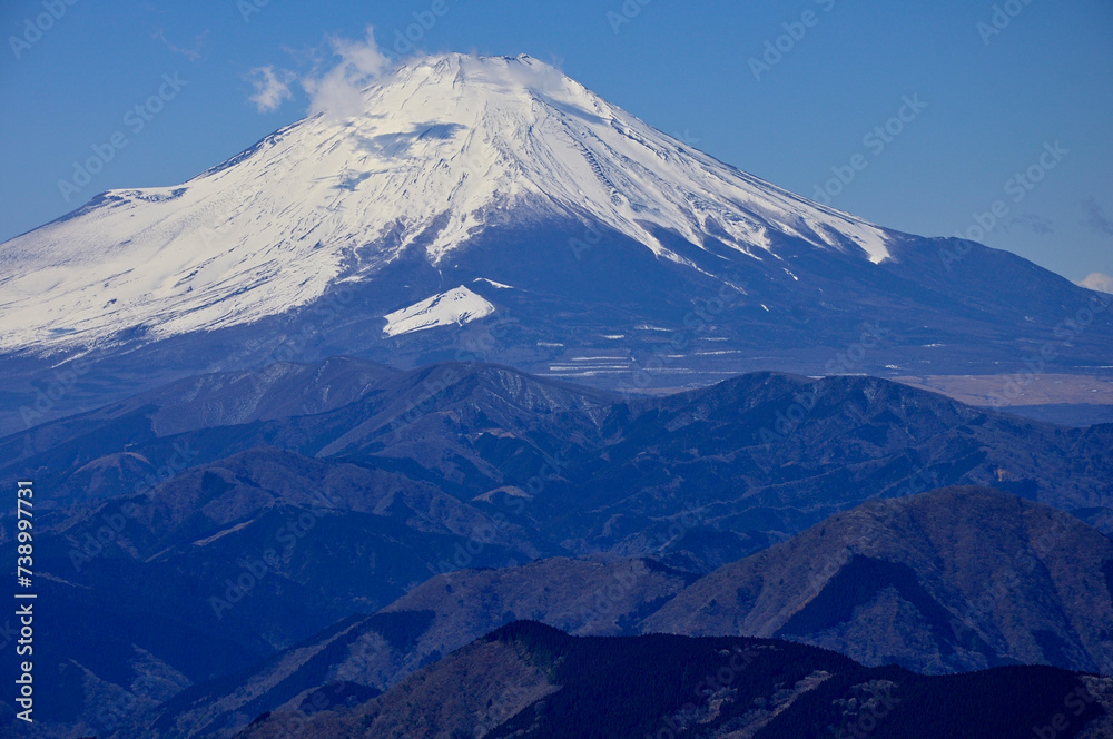 丹沢の鍋割山より望む雪稜の富士山
