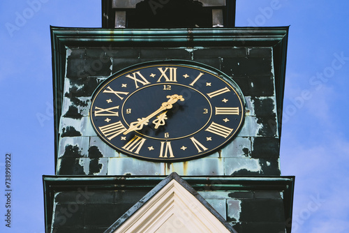 Zegar na wieży w bazylice na Górze Świętej Anny photo