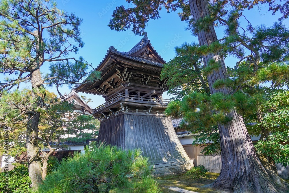 青空バックに見る静寂に包まれた古い鐘楼の情景