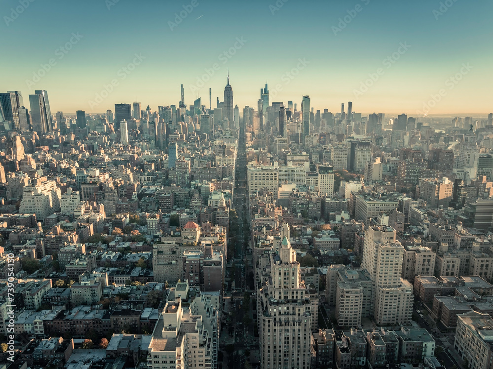 Obraz premium New York City skyline panorama. Cityscape view of Manhattan skyscrapers, morning light, aerial view