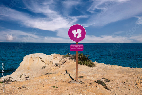 Cartello obbligo di baciarsi sulla costa photo