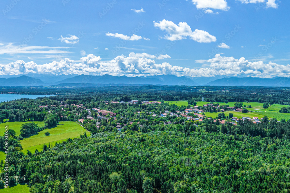 Sommer am westlichen Starnberger See rund um den Höhenrieder Park, Blick über Bernried zum Alpenrand