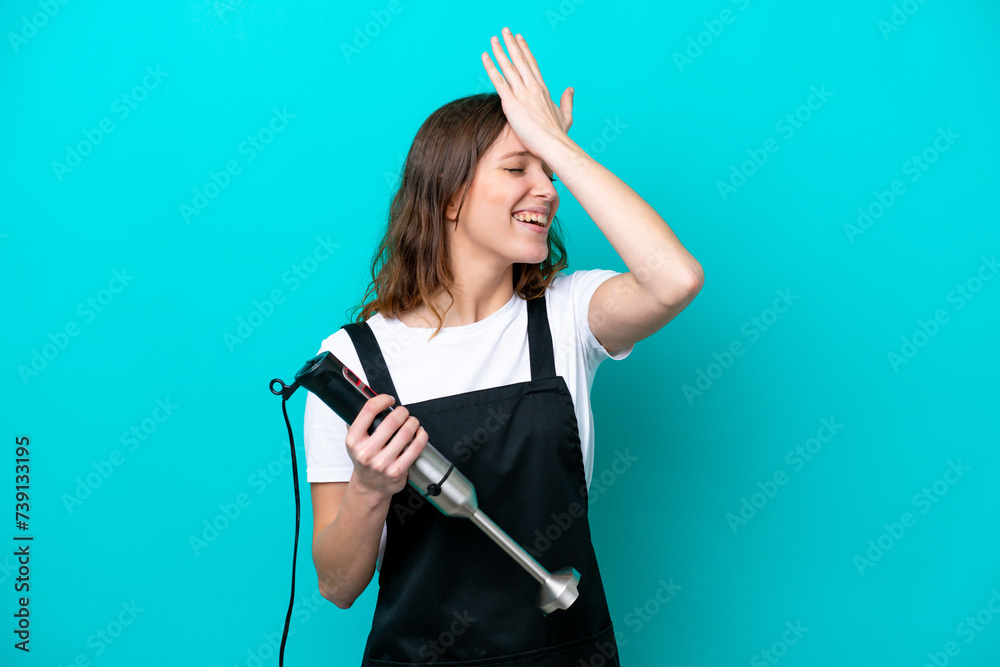 Young caucasian cooker woman using hand blender isolated on blue background has realized something and intending the solution