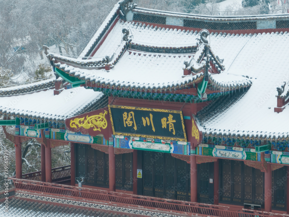 Fototapeta premium Wuhan Qingchuan Pavilion park snow scenery