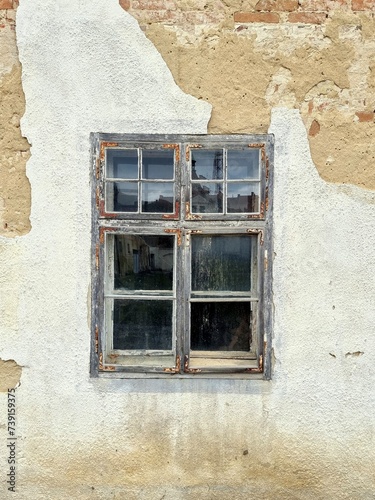 Old wooden window © Konrad_elx