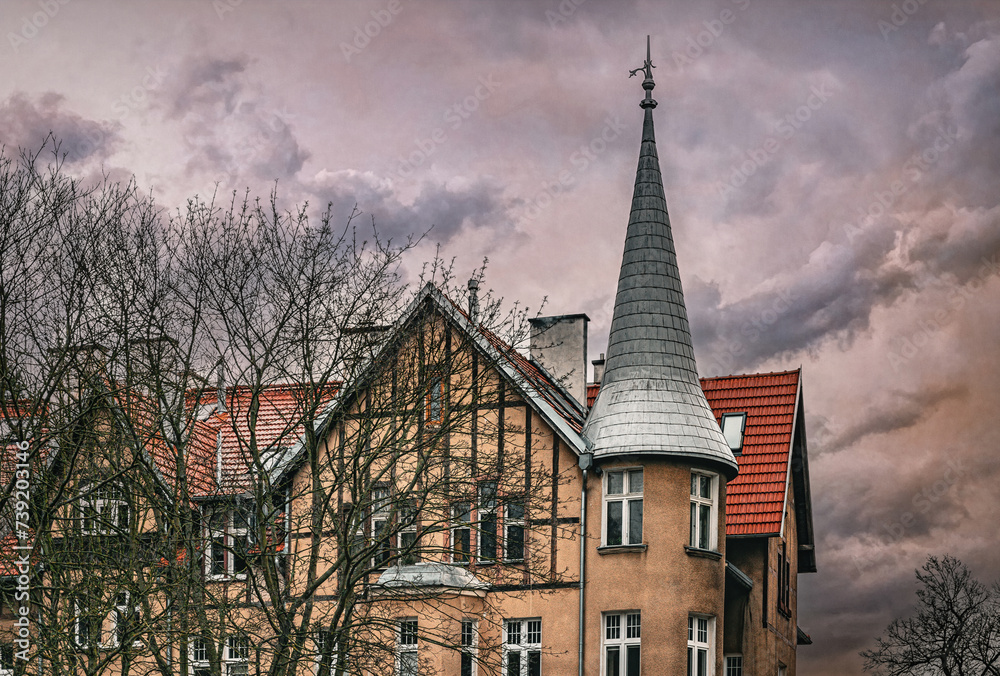Obraz premium Ancient spooky abandoned house and dramatic sky