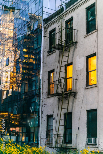 Obraz na płótnie Old style building and modern steel and glass skyscraper seen in Chelsea, Manhattan in New York City, United States. w salonie