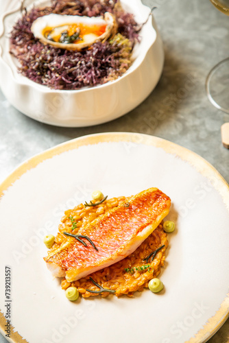 pescado lomo de pescado servido sobre un rissotto de arroz marinero con alioli de algas verde delicioso y sabroso, alimento, cocción, chef, mano, cocina, carne, restaurante, comida, chapa, cena, cuchi photo