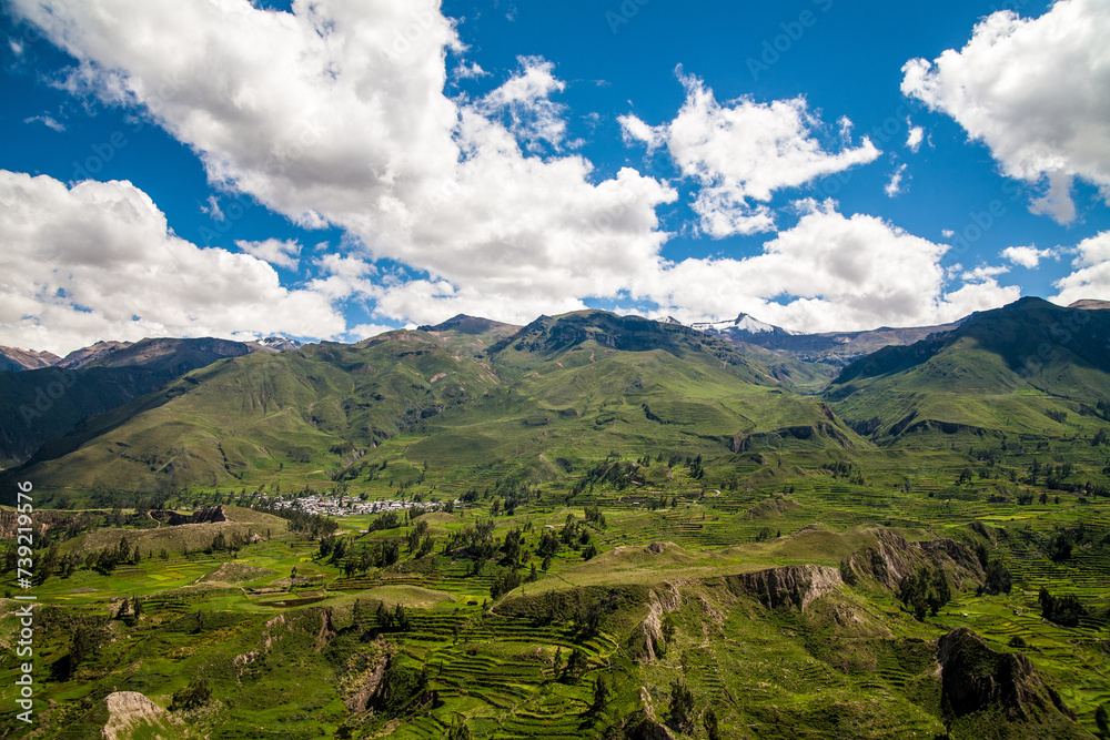 Górski krajobraz z błękitnym niebem z Peru