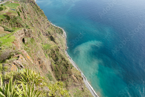 Aussicht von der Klippe Cabo Gir  o auf den Strand von  Funchal und C  mara de Lobos auf der Insel Madeira