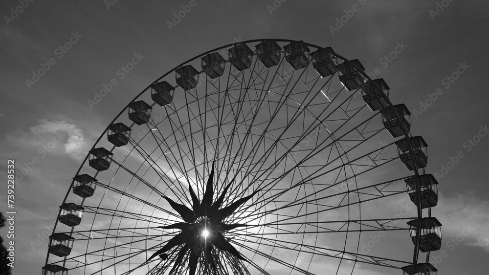 Fototapeta premium Night view of a Ferris Wheel in Nice, France