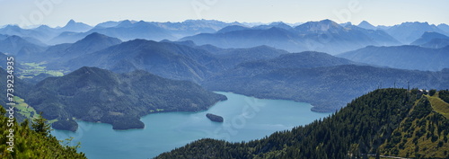 Großes Bergpanorama vom Gipfel des Herzogstandes über den Walchensee