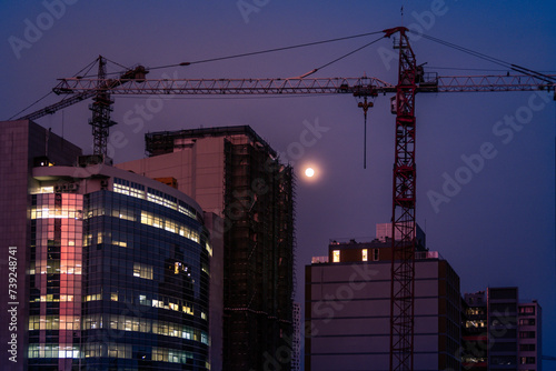 Obraz na plátně Twilight Ascent: Evolving Skies Over a Rising Structure
Embark on a visual journ