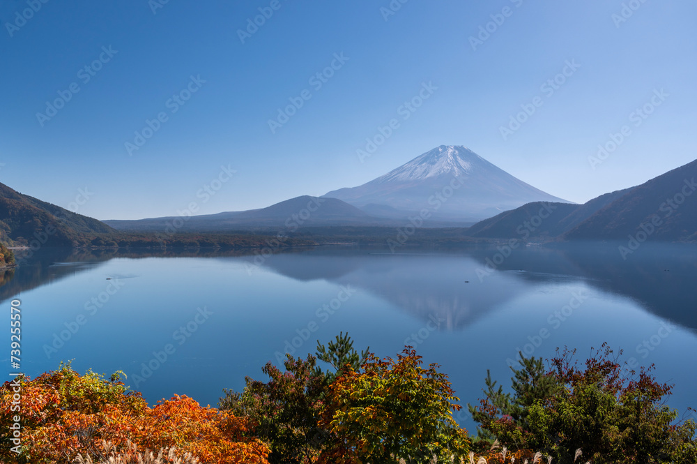 紅葉の本栖湖に映る逆さ富士の景色