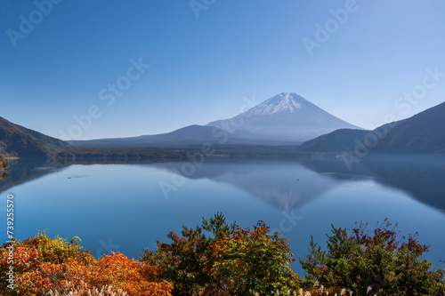紅葉の本栖湖に映る逆さ富士の景色