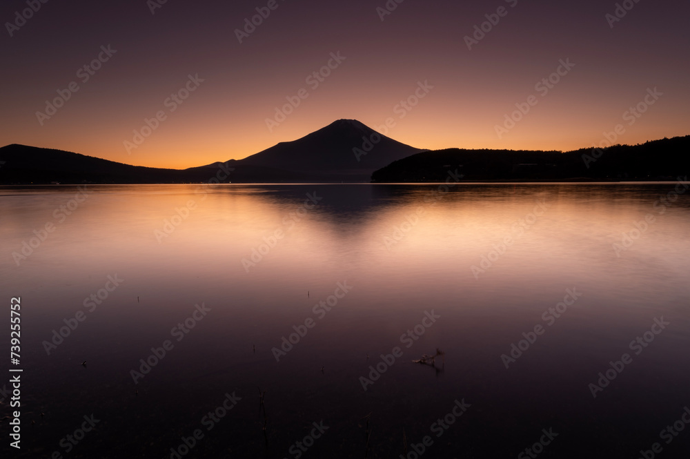山中湖から見た夕暮れの富士山
