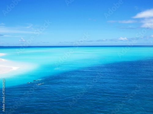 ニューカレドニアのウベア島の海とシュノーケリングする人（ムリ橋から撮影）