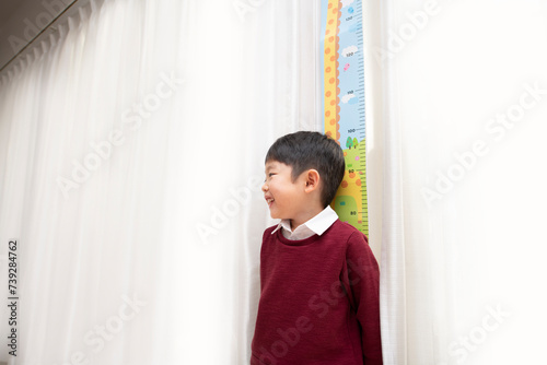 身長をはかる子供