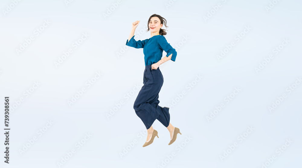 ジャンプする白人女性の全身写真（切り抜き背景透過PNGも販売しております。作成者リンクから「PNG」で検索してください）