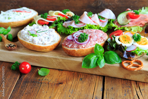 herzhafte Brötchen mit Wurst und Käse photo