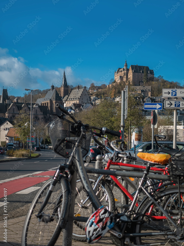 Farben in Marburg, Fahrradstadt am Erlenring mit Blick zum Schloß