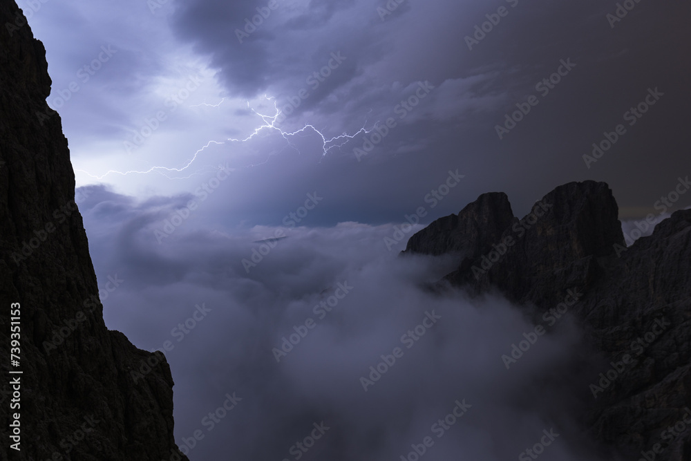 Obraz premium Lightning in the mountains