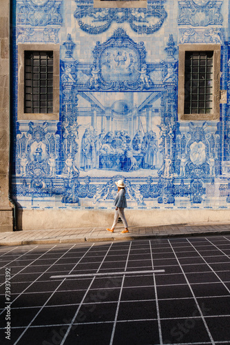 Obraz na płótnie Tourist walking, blue tiles on walls, Porto, Portugal w salonie