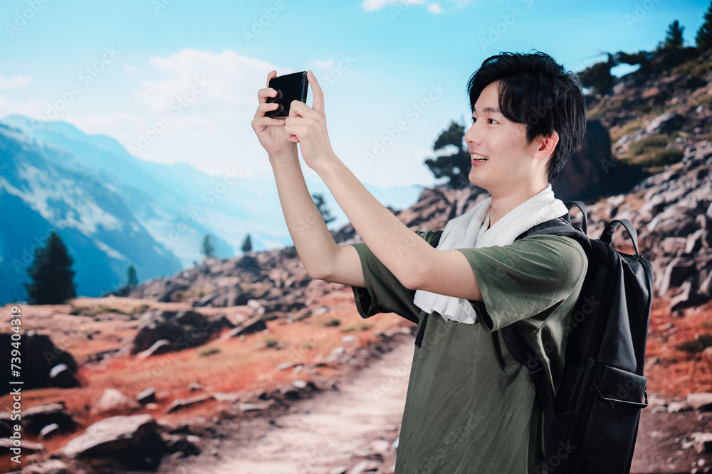 標高の高い山に登山する若い男性 標高の高い山に登山する若い男性