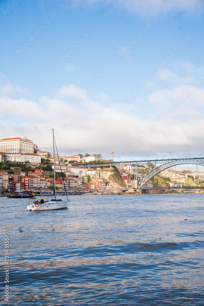 Obraz premium A yacht on the Douro River in Porto, in front of the Luís I Bridge