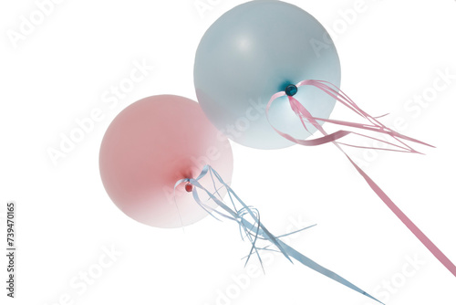 zwei freigestellte Luftballons in blau und rosa schweben in der Luft auf transparentem Hintergrund..