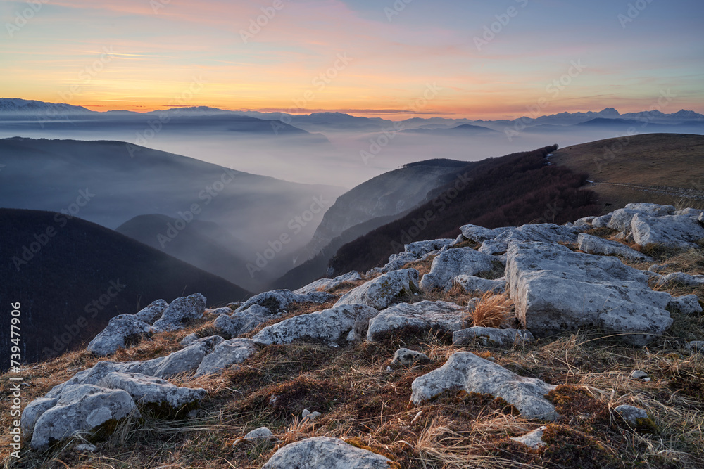 Tramonto sole e nebbia sulla Maiella Occidentale Tramonto sole e nebbia sulla Maiella Occidentale