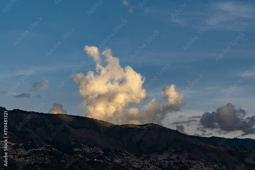 Nubes con el reflejo del sol sobre las montañas de Medellín