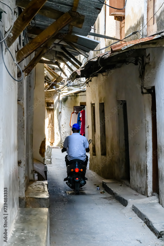 Obraz premium Narrow street in Stone town at Zanzibar, Tanzania