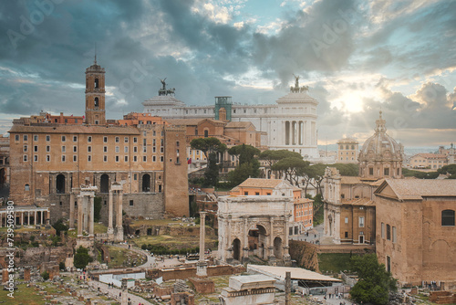 Ausblick auf das Forum Romanum in Rom mit Sonnenlicht