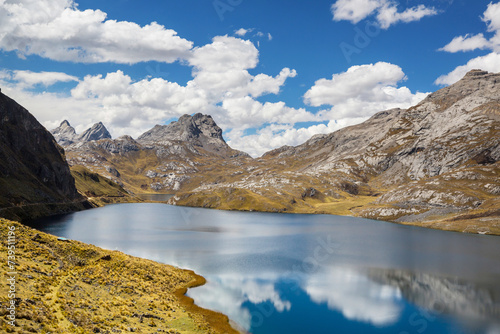 Fototapeta Naklejka Na Ścianę i Meble -  Lake in Cordillera
