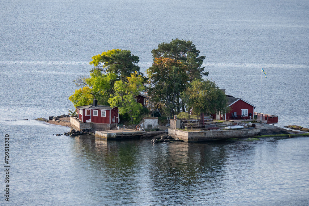 kleine Insel mit roten Häusern in den Schären auf dem Weg nach Stockholm