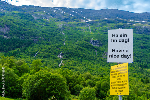 Olden ist ein Dorf in der Kommune Stryn der norwegischen Provinz Vestland. Es liegt am Faleidfjord, der am östlichen Ende des Innvikfjords liegt. Laukifossen Wasserfall ist beeindruckend photo