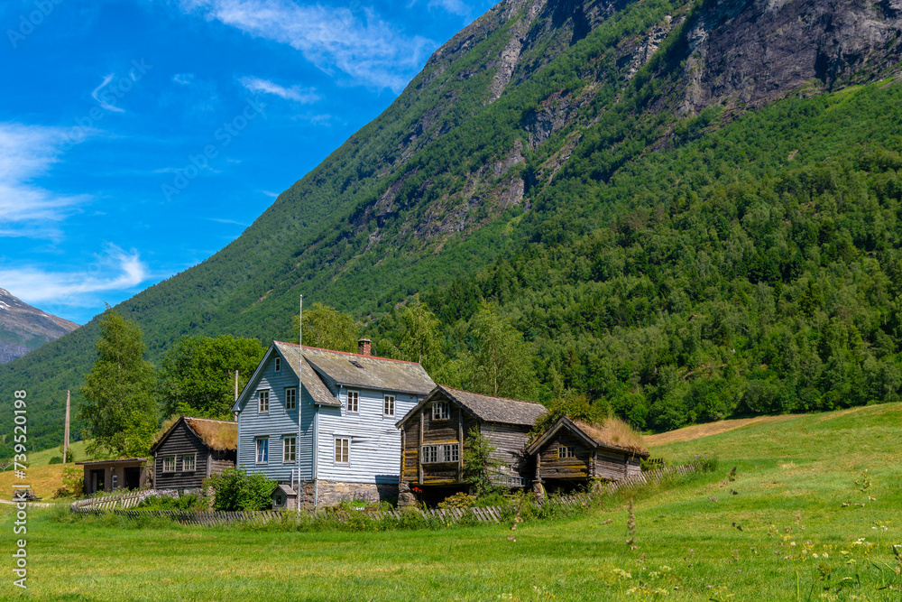 Olden ist ein Dorf in der Kommune Stryn der norwegischen Provinz Vestland. Es liegt am Faleidfjord, der am östlichen Ende des Innvikfjords liegt. Laukifossen Wasserfall ist beeindruckend