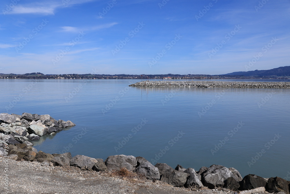 Blick auf die Naturlandschaft am Einlauf des Rheins in den Bodensee bei Hard in Österreich	