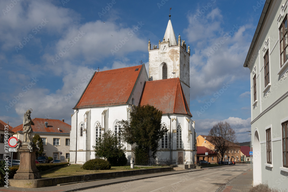 This originally fortified three-aisled church of St. Nicholas and St. Wenceslas from the turn of the 15th and 16th centuries stands on the site of the former Church of Our Lady. 