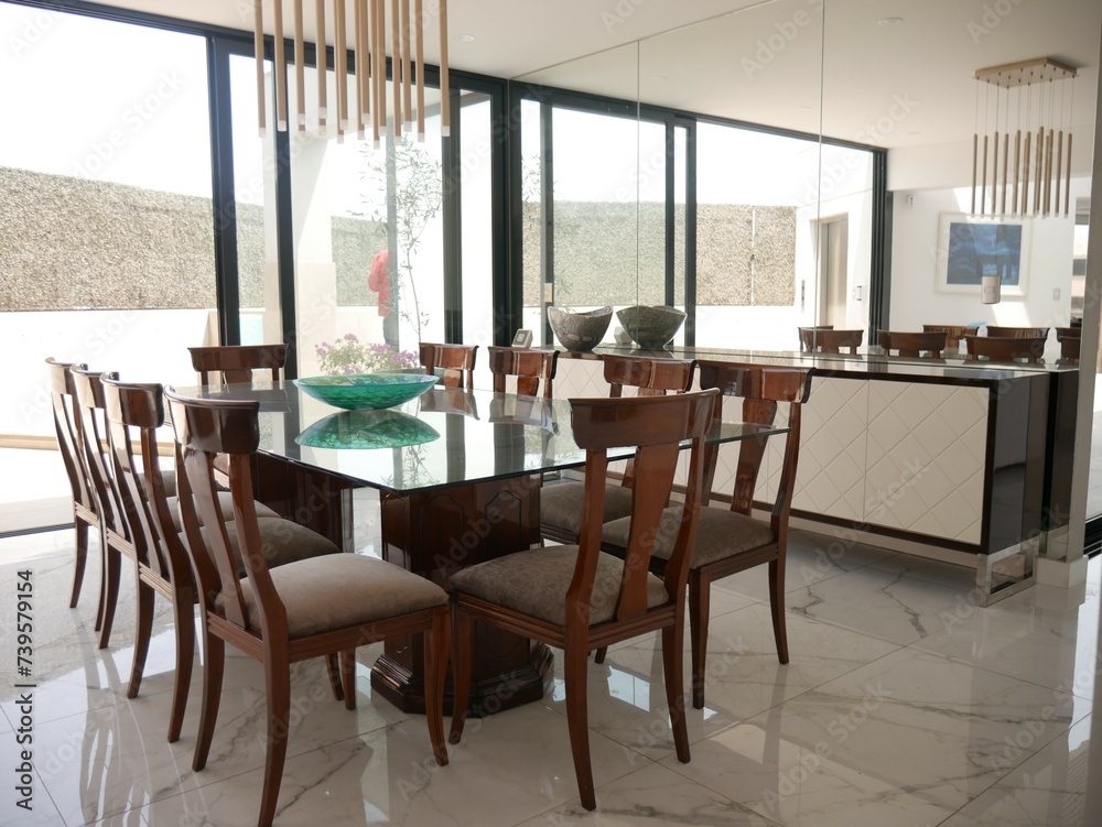 sillas de madera con una mesa de vidrio y un cuadro como decoración, con un espejo en el interior y con acabados de pintura blanca. sillas de madera con una mesa de vidrio y un cuadro como decoración, con un espejo en el interior y con acabados de pintura blanca.