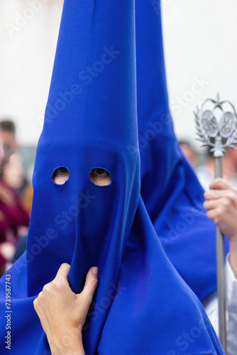 Foto Close-up of a female penitent or Nazarene participating in the Holy Week processions in Andalusia