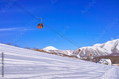 真冬の快晴のルスツスキー場、ゴンドラリフトと羊蹄山
