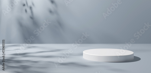 Fototapeta Naklejka Na Ścianę i Meble -  グレーの背景に白い円柱の台座。木の葉の影。コピースペース。3D（横長）